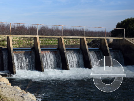 Water splashing through a dam
